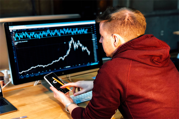美国4月ADP就业人数增加19.2万，预期18万，3月数据上修